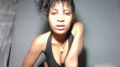 Snapshot of yolandrina05 chatting on 09.28.25 yolandrina05 online show from 09.28.25