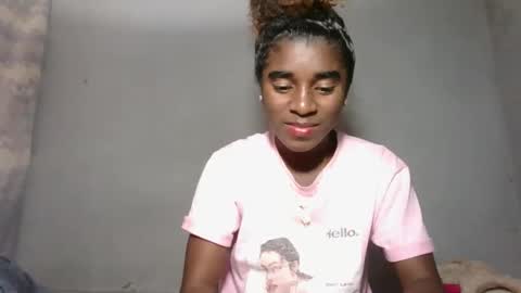 Snapshot of yolandrina05 chatting on 09.30.25 yolandrina05 online show from 09.30.25