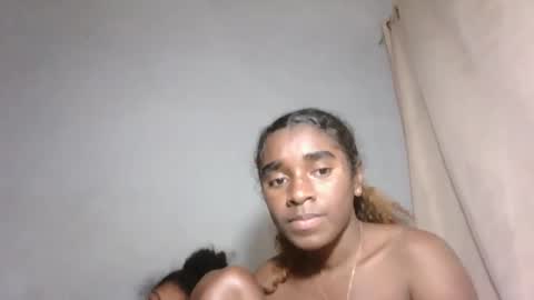 Snapshot of yolandrina05 chatting on 10.10.25 yolandrina05 online show from 10.10.25