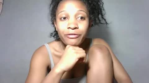 Snapshot of yolandrina05 chatting on 10.15.25 yolandrina05 online show from 10.15.25