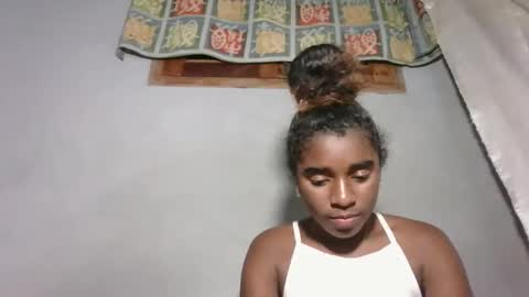 Snapshot of yolandrina05 chatting on 10.30.25 yolandrina05 online show from 10.30.25