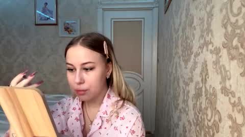 Snapshot of yolondaillovsky chatting on 11.09.25 I am Rose ntmu Lets hit 10 Thumbs Up together online show from 11.09.25