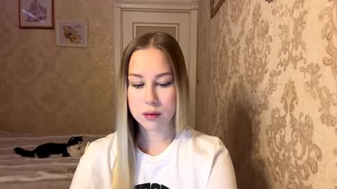 Snapshot of yolondaillovsky chatting on 11.21.25 I am Rose ntmu Lets hit 10 Thumbs Up together online show from 11.21.25