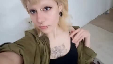 Snapshot of yolondamihara chatting on 12.05.25 Lilly online show from 12.05.25