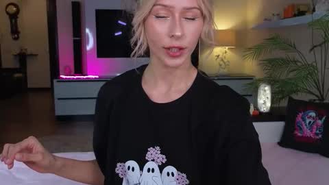 Snapshot of yononeey chatting on 10.31.25 Wilma online show from 10.31.25