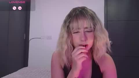 Snapshot of your_rosalie chatting on 09.10.25 your_rosalie online show from 09.10.25