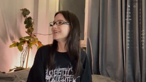 Snapshot of yourher0in chatting on 03.11.25 Aida online show from 03.11.25