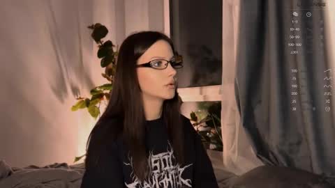 Snapshot of yourher0in chatting on 03.11.25 Aida online show from 03.11.25