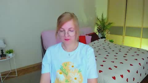 Snapshot of youruniverser chatting on 07.12.26 Alice online show from 07.12.26