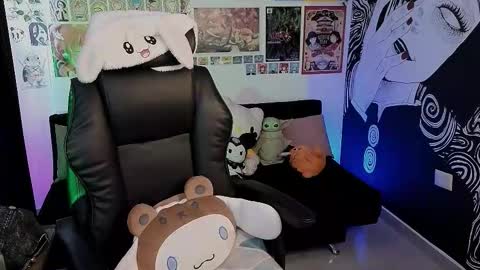 Snapshot of yuhwa chatting on 09.13.25 rawr Anne Independent model online show from 09.13.25