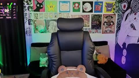 Snapshot of yuhwa chatting on 11.16.25 rawr Anne Independent model online show from 11.16.25