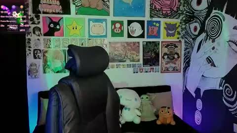 Snapshot of yuhwa chatting on 11.19.25 rawr Anne Independent model online show from 11.19.25