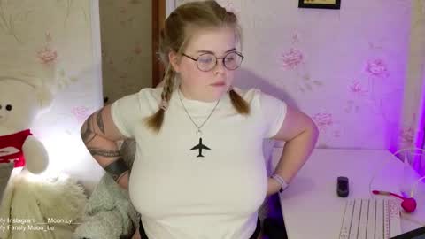 Snapshot of yumm_lolly chatting on 10.08.25 Polly online show from 10.08.25