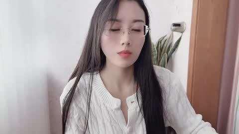 YunEr online show from 10.18.25