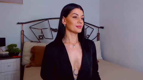 I V Y   online show from 02.15.25