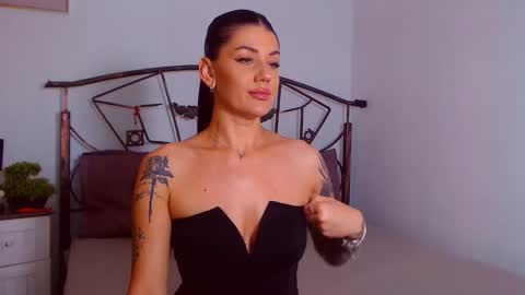 I V Y   online show from 09.18.25