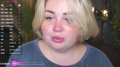 Snapshot of zarareign_ chatting on 10.11.25 Lola online show from 10.11.25