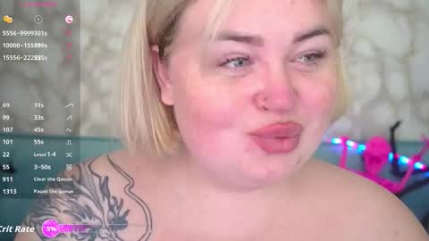 Snapshot of zarareign_ chatting on 10.28.25 Lola online show from 10.28.25