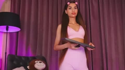 Snapshot of zariaavera chatting on 05.28.26 zariaavera online show from 05.28.26