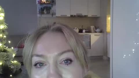 Snapshot of zarinaswift chatting on 12.23.24 Zarina Swift online show from 12.23.24