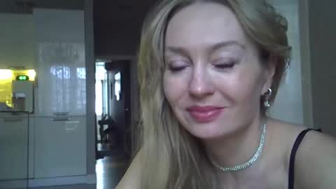 Snapshot of zarinaswift chatting on 01.20.25 Zarina Swift online show from 01.20.25