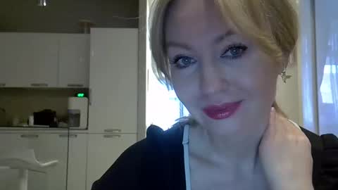 Snapshot of zarinaswift chatting on 02.10.25 Zarina Swift online show from 02.10.25