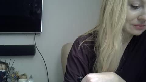 Snapshot of zarinaswift chatting on 02.12.25 Zarina Swift online show from 02.12.25