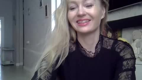 Snapshot of zarinaswift chatting on 03.09.25 Zarina Swift online show from 03.09.25