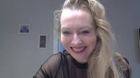 Snapshot of zarinaswift chatting on 10.08.25 Zarina Swift online show from 10.08.25