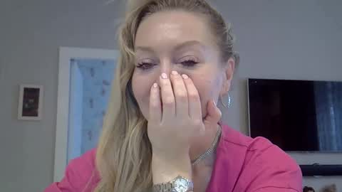 Snapshot of zarinaswift chatting on 10.10.25 Zarina Swift online show from 10.10.25