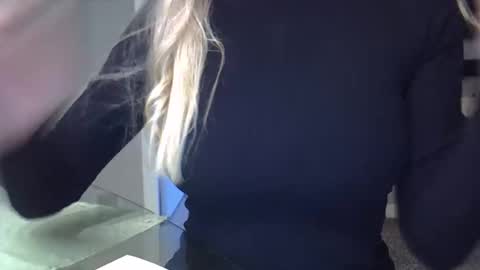 Snapshot of zarinaswift chatting on 11.04.25 Zarina Swift online show from 11.04.25