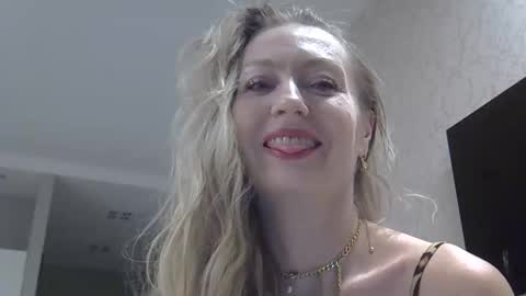 Snapshot of zarinaswift chatting on 11.15.25 Zarina Swift online show from 11.15.25