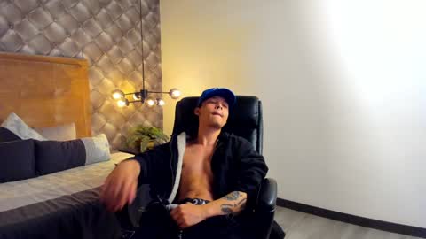 Snapshot of zeusjeff chatting on 12.07.24 zeus online show from 12.07.24