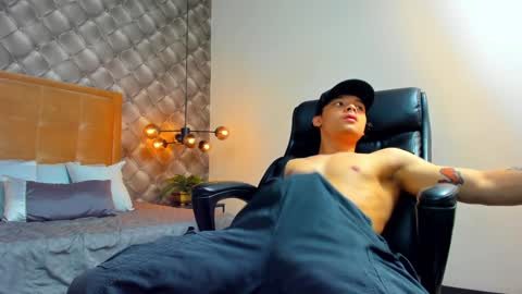 Snapshot of zeusjeff chatting on 12.10.24 zeus online show from 12.10.24