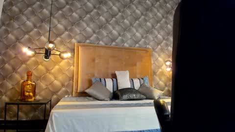 Snapshot of zeusjeff chatting on 01.04.25 zeus online show from 01.04.25