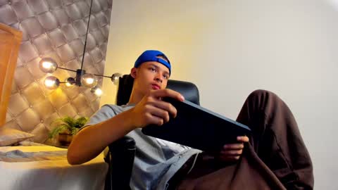 Snapshot of zeusjeff chatting on 01.06.25 zeus online show from 01.06.25