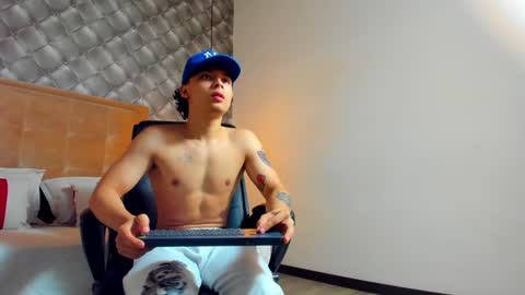 Snapshot of zeusjeff chatting on 01.08.25 zeus online show from 01.08.25