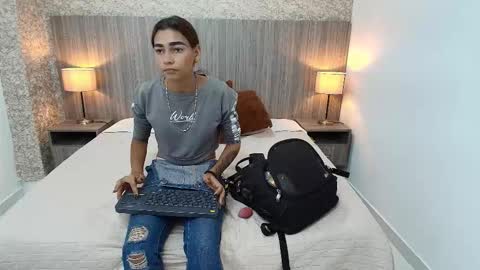 Snapshot of zoe_bermudez chatting on 12.14.25 Zoe online show from 12.14.25