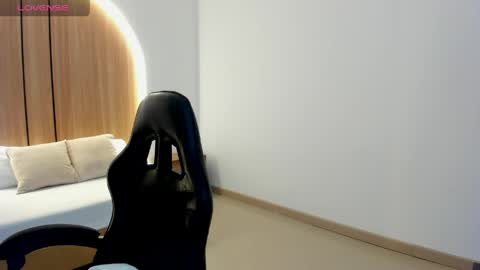 Zoe  online show from 04.10.26