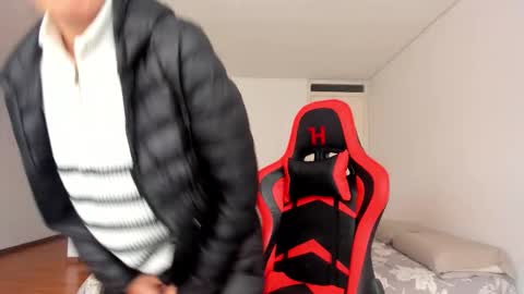 Snapshot of zoe_jeane_beker chatting on 12.18.25 ZOE online show from 12.18.25