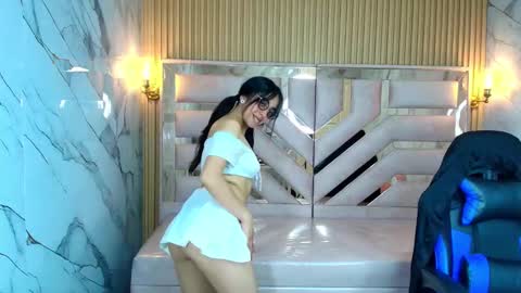 Snapshot of zoe_r_ chatting on 09.17.25 Zoe online show from 09.17.25