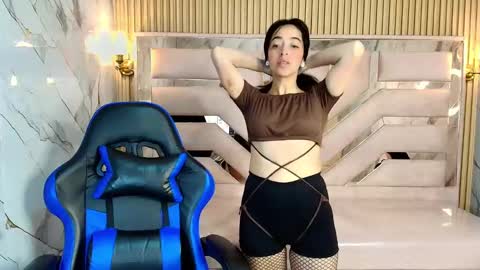 Snapshot of zoe_r_ chatting on 09.20.25 Zoe online show from 09.20.25