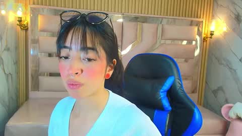 Snapshot of zoe_r_ chatting on 09.24.25 Zoe online show from 09.24.25