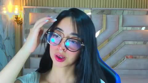 Snapshot of zoe_r_ chatting on 10.16.25 Zoe online show from 10.16.25