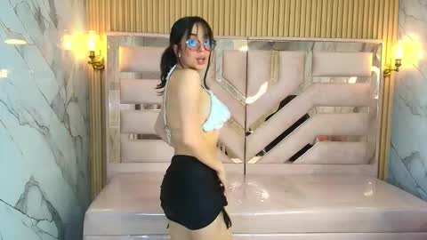 Snapshot of zoe_r_ chatting on 10.17.25 Zoe online show from 10.17.25