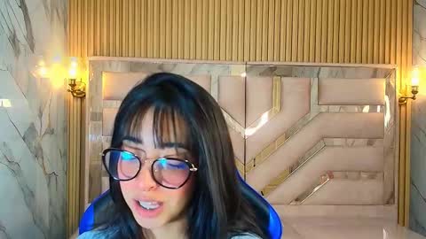 Snapshot of zoe_r_ chatting on 11.05.25 Zoe online show from 11.05.25