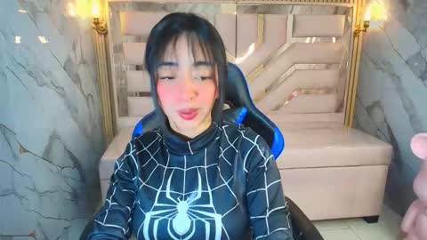 Snapshot of zoe_r_ chatting on 11.30.25 Zoe online show from 11.30.25