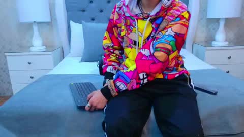 Zoe Krug online show from 11.04.25