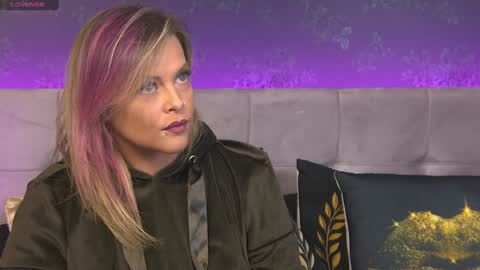 Snapshot of zoemesmerizee chatting on 01.07.25 ZoeMesmerize online show from 01.07.25