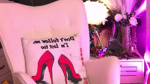 Snapshot of zoemesmerizee chatting on 10.16.25 ZoeMesmerize online show from 10.16.25